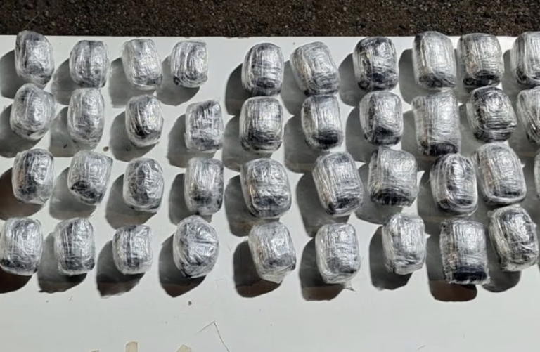 Tres detenidos con más de 2,5 kilos de droga